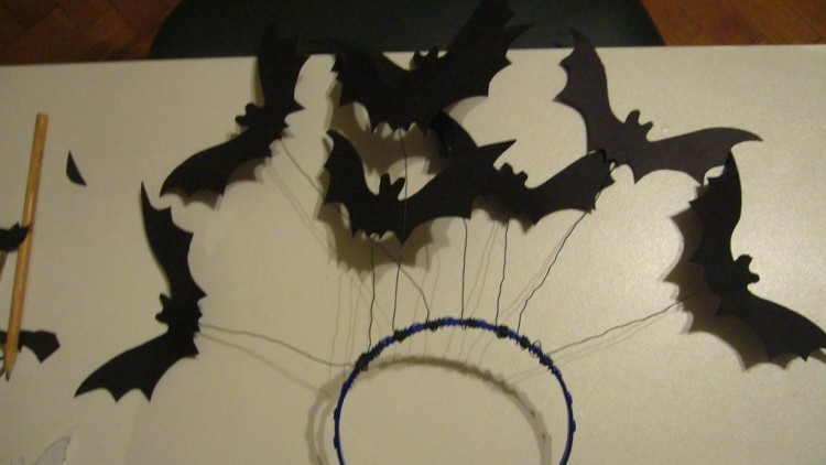 Украшение на Хэллоуин: Обруч с летучими мышами из картона своими руками