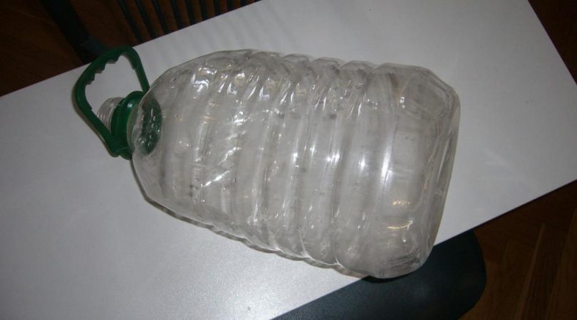 Берем 5-литровую пластиковую бутылку