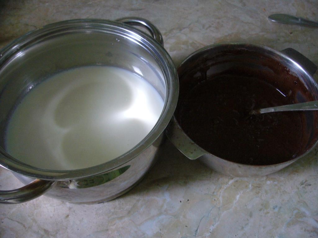 Молоко и яичная смесь с какао