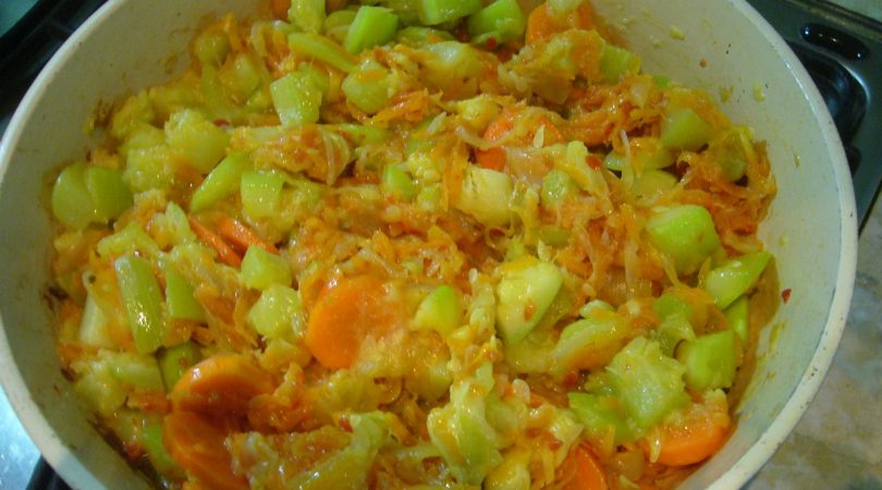 Обжариваем кабачки с луком и морковью