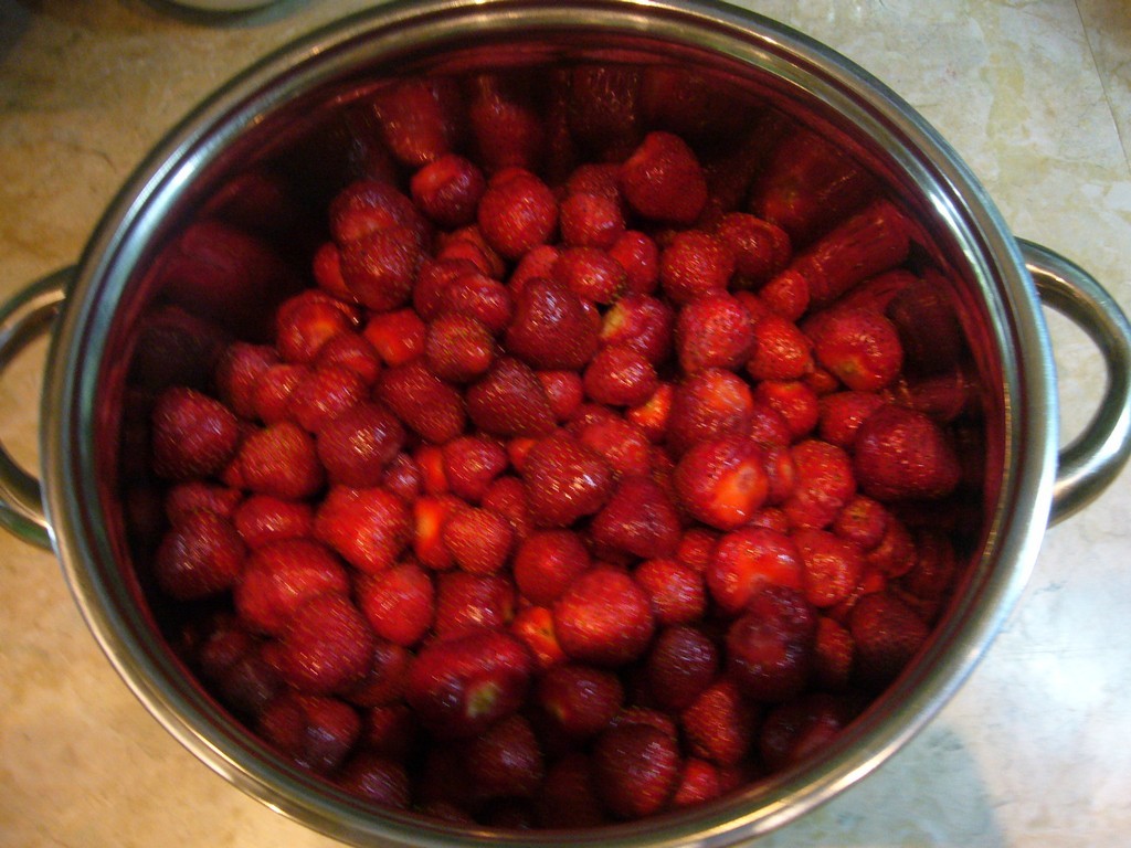 Кладем помтую ягоду в кастрюлю с толстым дном