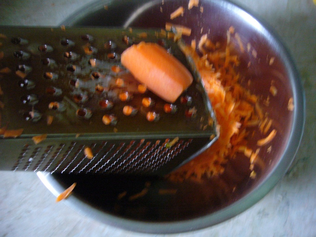 Морковь измельчаем на терке