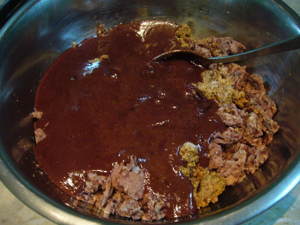 Доабавляем шоколадную пасту к фасоли с орехами