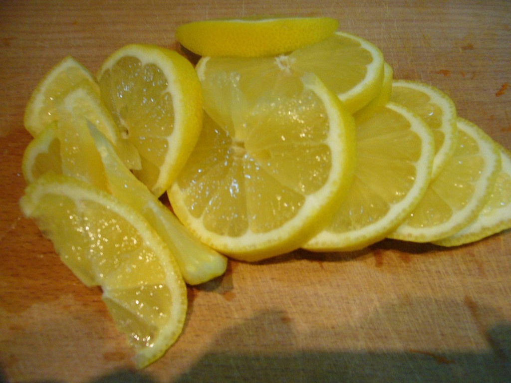 Нарезаем лимон