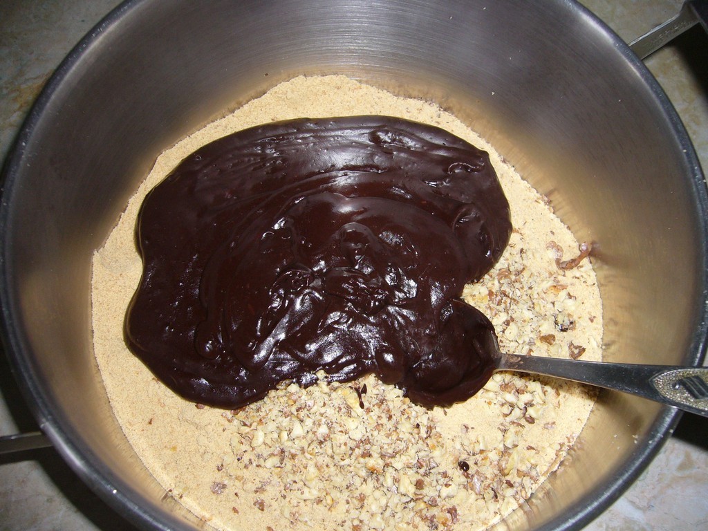 Вливаем шоколадную массу в печенье с орехами