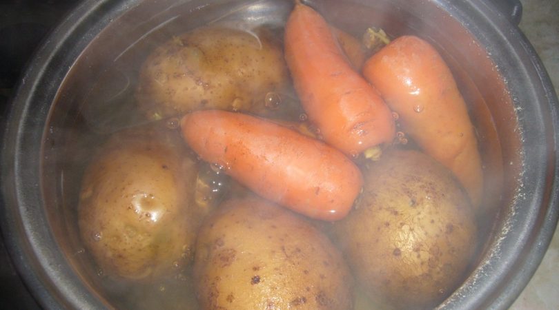 Варим картошку и морковку