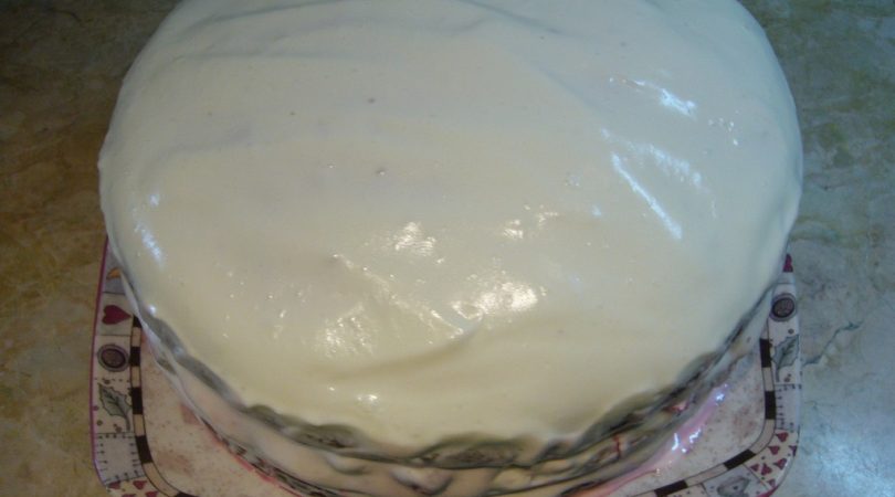 Торт покрыт кремом