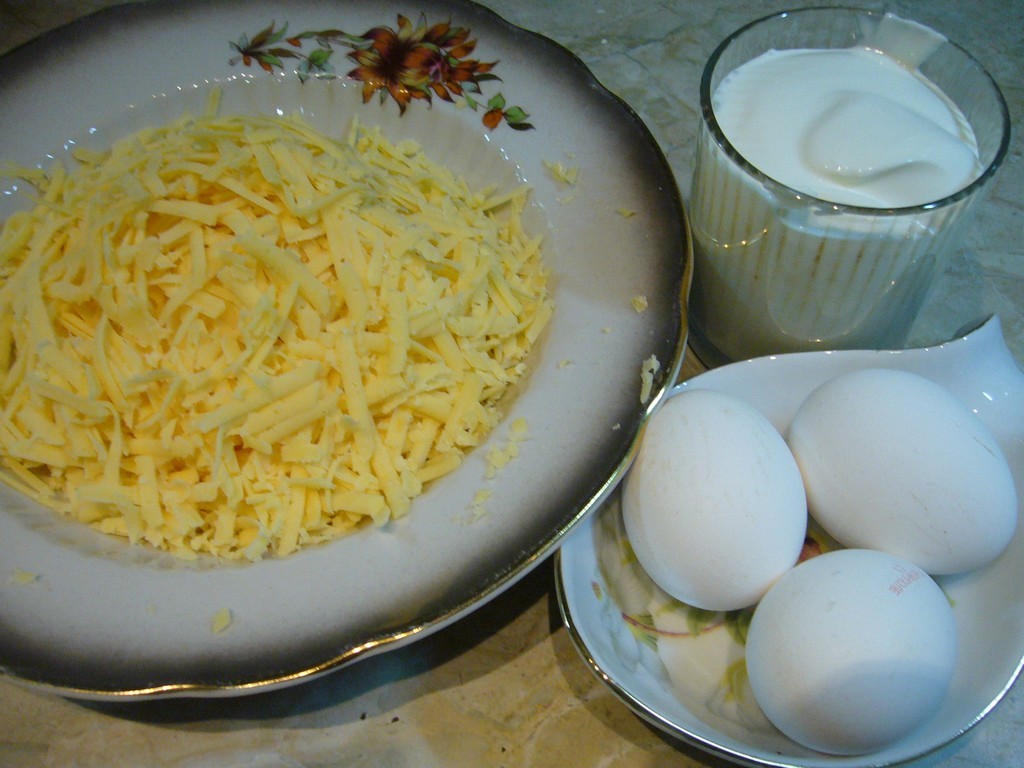 Яйца, сыр и сметана