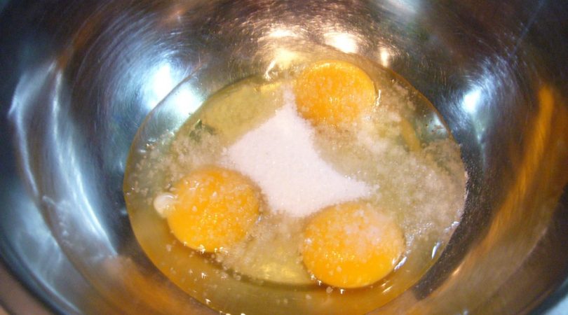 Яйца с солью и сахаром