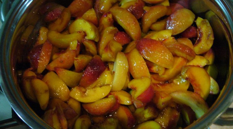 Заливаем персики сиропом