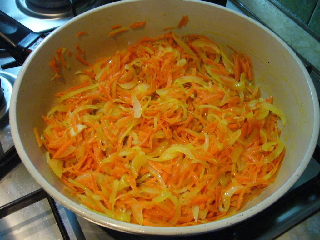 Протушим лук с морковью