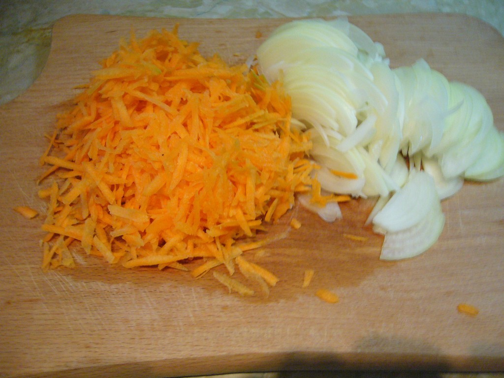 Нарезаем лук и натираем морковь