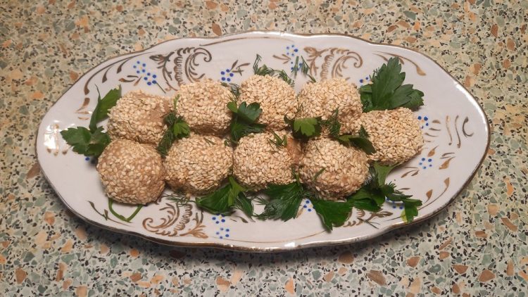 Паштет из куриной печени с яблоком и кунжутом