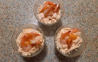 Cалат с креветками и консервированным ананасом