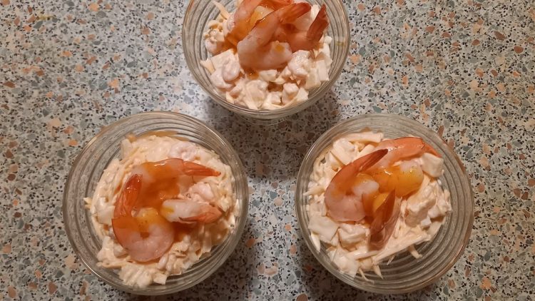 Cалат с креветками и консервированным ананасом