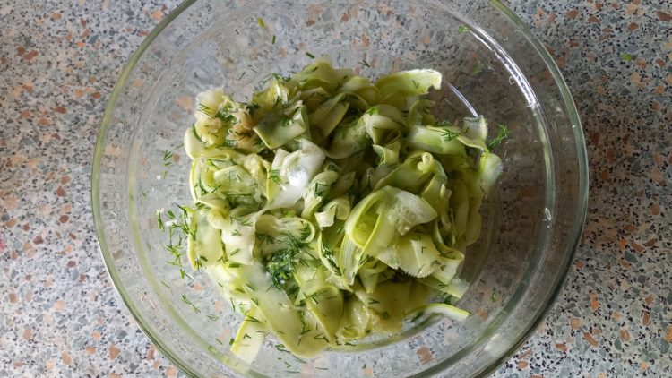 Быстрая закуска — маринованные кабачки